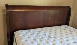 lot 2 image: Queen Size Wood Sleigh Bed Frame