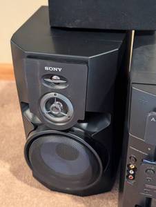lot 16 image: Sony CDRadio System and Speakers