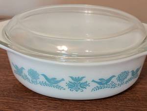 lot 52 image: Vintage Pyrex Bluebird Casserole Dish