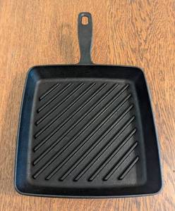 lot 60 image: Food Network Cast Iron Pan