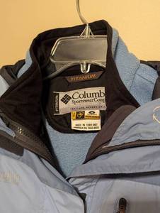 lot 102 image: Womens Colombia Hooded Jacket