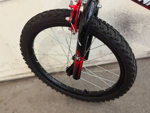 lot 120 image: Moto 20 Igniter Kids Bike