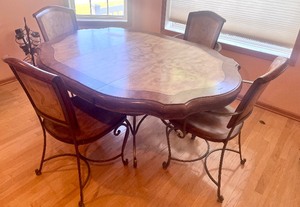 lot 7 image: Beautiful Breakfast Table & 4 Chairs