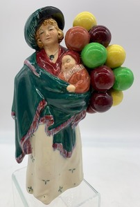 lot 87 image: Vintage ROYAL DOULTON The Balloon Seller Figurine