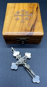 lot 124 image: Antique Olivewood Wooden Trinket Box With Rosary Cross