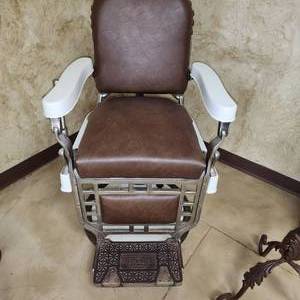 lot 62 image: Antique Vintage Theo-A-Kochs 1909 Barber Chair