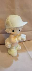 lot 478 image: Precious Moments Figurine Focusing On Those Precious Moments, Year 1998 Symbol of Membership, Item# C0018