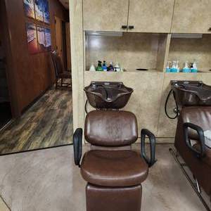 lot 73 image: Salon Shampoo Station including Belvedere Cast Iron Shampoo Bowl. One of 5
