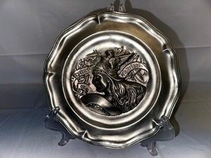 lot 108 image: Vintage TSL Solid Pewter Decorative Collector Plate Pewter Relief 9 from Holland. Siegfried von Viederland