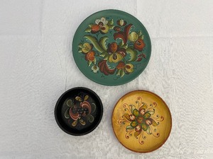 lot 17 image: Rosemaled Plates and Bowl. Plates are 8 Inches and 6 Inches Diameter and Bowl is 4.5 Inches.