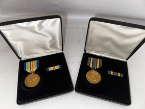lot 195 image: Two US Army Commemorative Medals and Bars.