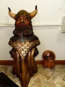 lot 436 image: Molded Viking Bust, Viking Ship Wall Hanging, and Grands Teton Keychain.