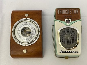 lot 278 image: Vintage Studebaker Transistor AMFM Radio and Burl Oak Metric Barometer in Norwegian.