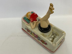 lot 286 image: Vintage Naughty Nodder PinUp Lady Rocking Legs with Fan Ashtray.