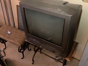 lot 472 image: 20 Inch TVDVDVHS Player.