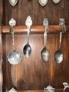 lot 550 image: Variety of Antique and Vintage Silver Plated Souvenir Spoons from Various States in the US and Canada. 16 Total with Spoon Rack
