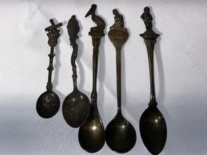 lot 553 image: Five Decorative Antique Silver Plated Spoons as Seen in Photo