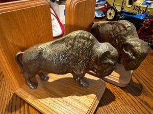 lot 389 image: Pair of brass bison buffalo bookends measuring 7 inches x 7 inches