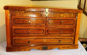 lot 352 image: Wood Thomas museum series classic cabinet with lid and five display drawers measuring 23 inches x 11 12 inches x 14 inches