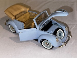 lot 366 image: MAISTO 1951 VOLKSWAGEN BEETLE 118 SCALE DIECAST CONVERTIBLE WOB-V 669 BUG