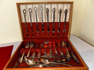 lot 385 image: Rogers and brothers, silver plated, remembrance, flatware, and serving pieces as seen in photo inbox