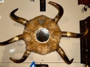 lot 534 image: Antique One-of-a-Kind Horn Hat RackMirror Made in Fergus Falls, MN by Herman Haftstad Sr in 1910.  Estimated Value $250 - 400 Measuring 23 Inches in Diameter.