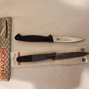 lot 340 image: Pair of Paring Knives and Razor