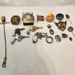 lot 310 image: Assorted Vintage pins and Trinkets