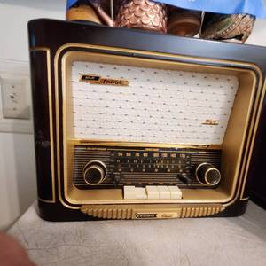 lot 300 image: Grundig 960 Table Top AMFMSW Radio