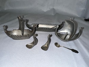 lot 399A image: Vintage Set of Four Handstopt TPB Tinn Pewter Norge Viking Ship Salt Cellars
