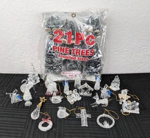 lot 139 image: 21-Piece Pine Tree Decorations and Assorted Clear Plastic Ornaments
