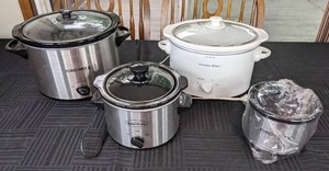lot 81 image: (4) Slow Cookers (2) Euro-Pro, Proctor Silex, and Kitchen Selectives