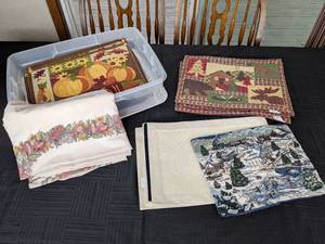 lot 85 image: Tablecloth, Collection of Placemats and Storage Tote