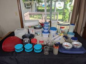 lot 88 image: A Large Assortment of Kitchen Items and Food Storage Containers Including Pyrex, Ziplock, Rubbermaid and More