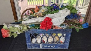 lot 94 image: Assortment of DIY Craft Faux Flowers, Glitter Stems, Yarn, Etc.
