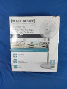 lot 202 image: BLACKDECKER 18 Pedestal Fan with Remote - White