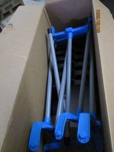 6 new dust pans with handles...