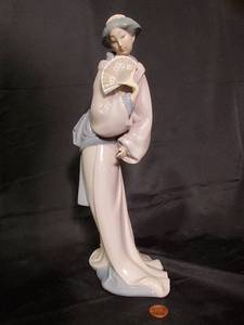 lot 30 image: NAO by Lladro Hand Made in Spain Geisha Figurine