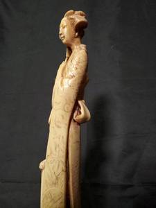 lot 31 image: Vintage Oriental Lady with Fan Figurine