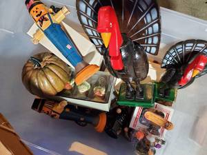 lot 139 image: Assorted Lot of Holiday and Seasonal Decor Items
