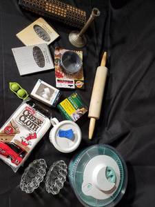 lot 146 image: Assorted Kitchen and Household Items Lot