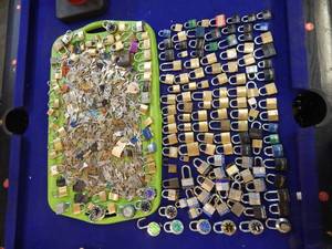 lot 1 image: Approx. 180 Random Pad Locks and Keys (unknown if any match)
