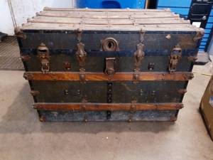lot 73 image: Large Vintage trunk