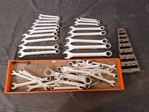 lot 76 image: Assortment of combination wrenches SAE and Metric