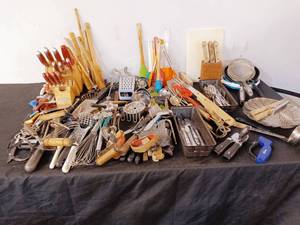 lot 86 image: Large lot of kitchen utensils