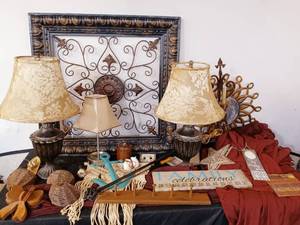 lot 87 image: Large lot of home decor