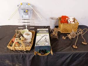 lot 88 image: Metal art, grass trimmer, antenna, assorted home decor