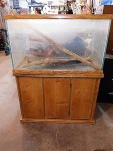 lot 92 image: Reptile tank 36x18x22 on wood base