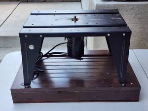 lot 27 image: Black & Decker Hobby Router Table with Router