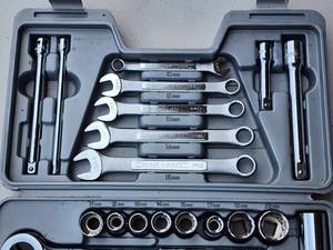 lot 33 image: Craftsman Metric Tools Set